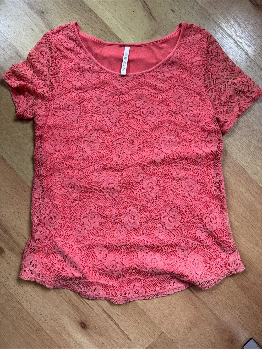 Leo & Nicole Coral Lace Short Sleeve Top